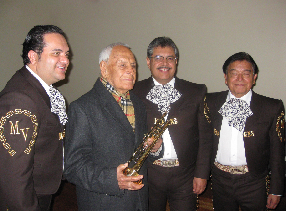 Miguel con trompetistas del Vargas
